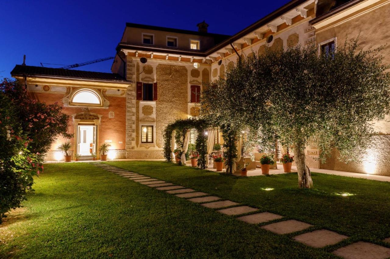 Villa Padovani Relais De Charme - Adults Only Pastrengo Bagian luar foto