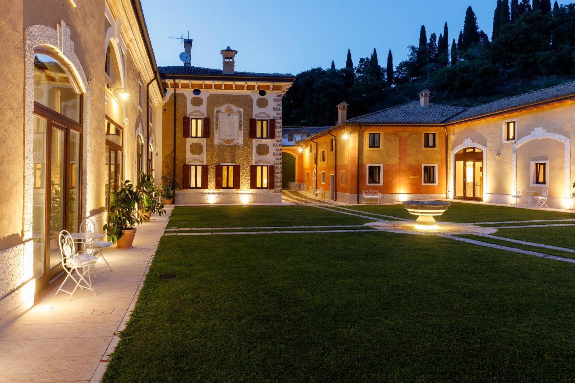 Villa Padovani Relais De Charme - Adults Only Pastrengo Bagian luar foto