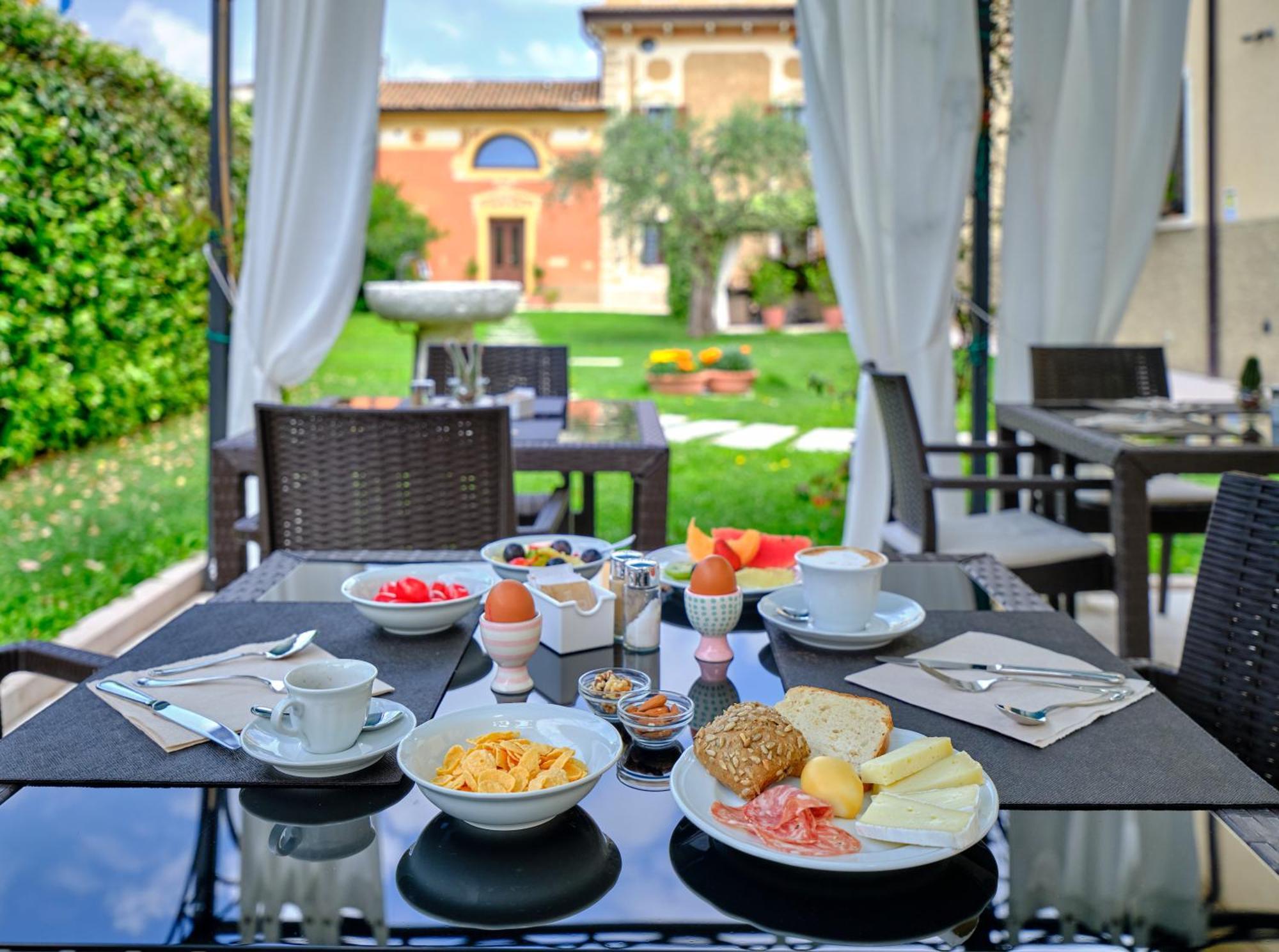 Villa Padovani Relais De Charme - Adults Only Pastrengo Bagian luar foto