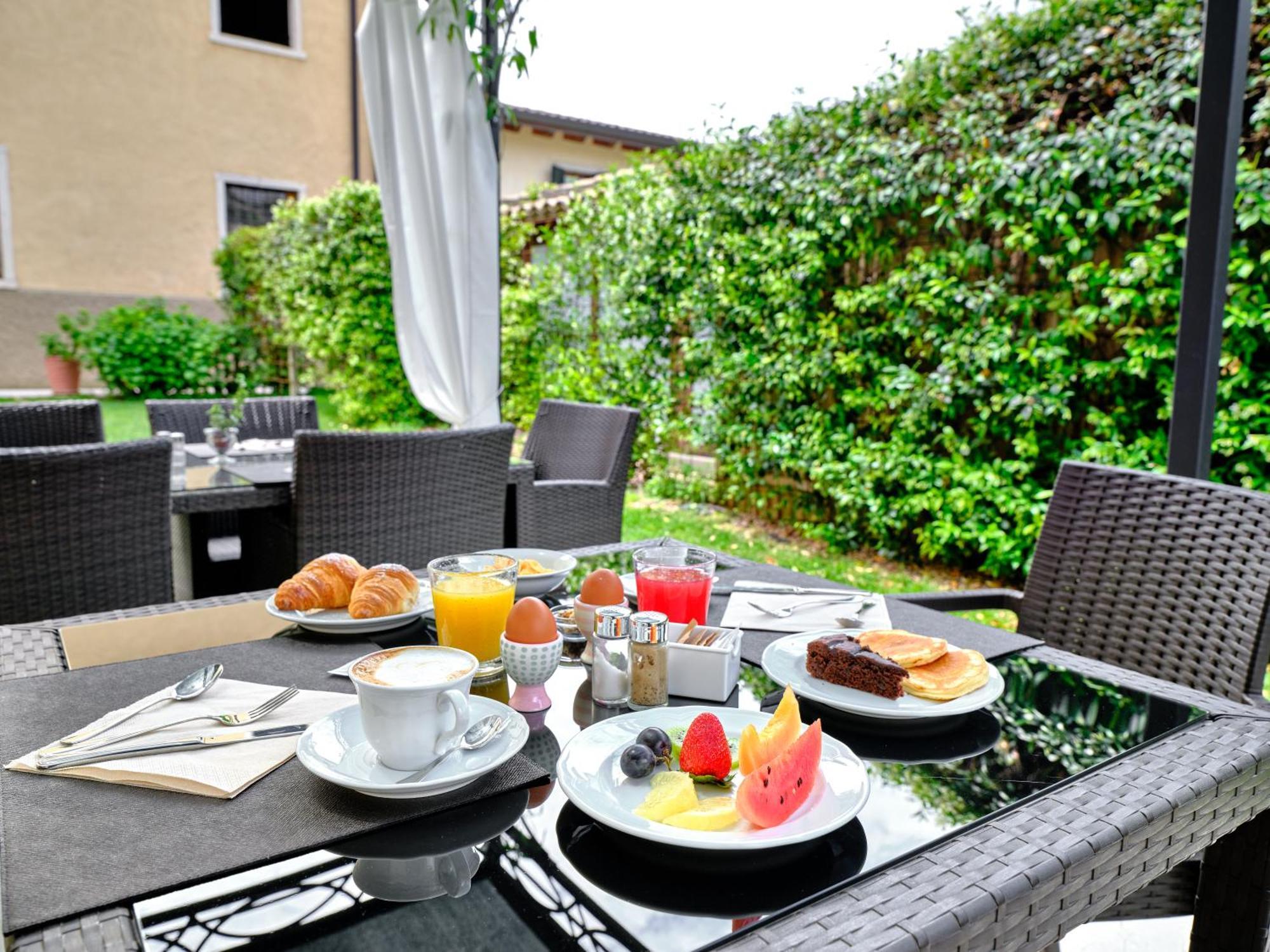 Villa Padovani Relais De Charme - Adults Only Pastrengo Bagian luar foto